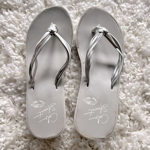 VICTORIA’S SECRET Gray & White Platform Wedge Flip Flops 6 💕